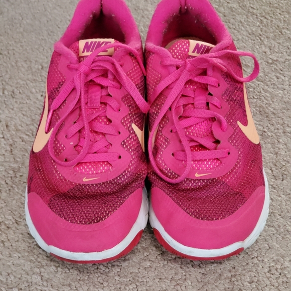 ladies pink nike shoes